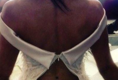 Ünlü şarkıcının gala elbisesi patladı!