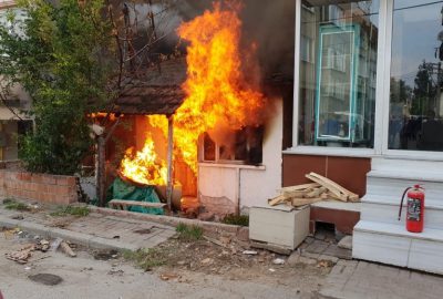 Metruk ev alevlere teslim oldu