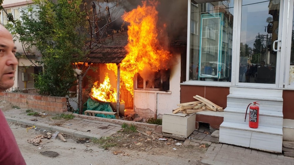 Metruk ev alevlere teslim oldu