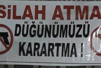 Düğünde ateş edilmemesi için pankartlı uyarı