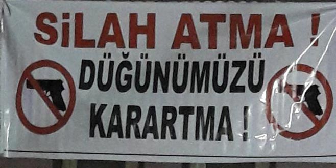 Düğünde ateş edilmemesi için pankartlı uyarı