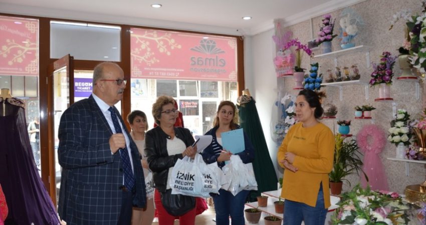 Başkan mesaisine sokaklarda başlıyor Bursa'nın İznik Belediye Başkanı Osman Sargın, sabah mesaisine sokaklarda vatandaşları