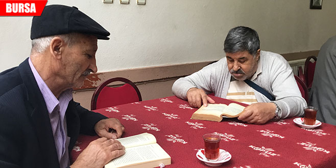 Kitap okuyana çay ve kahve bedava Kitap okuyana çay ve kahve bedava