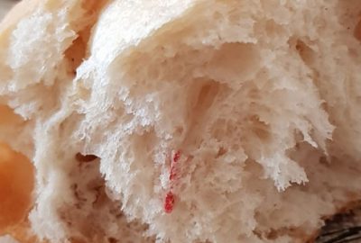 İnegöl’de ekmeğin içinden lastik çıktı