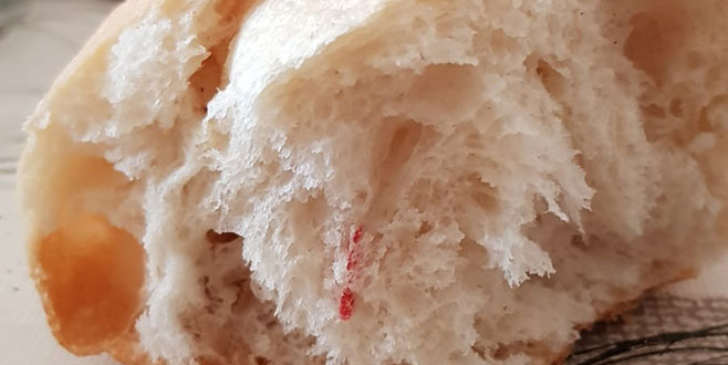 İnegöl’de ekmeğin içinden lastik çıktı