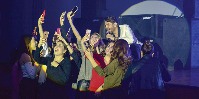 Genç kızların Kenan hayranlığı