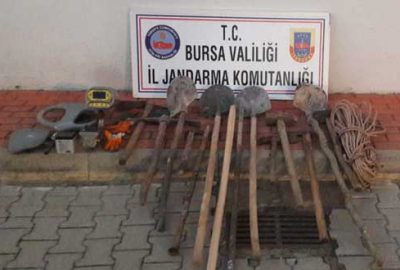 Uyuşturucudan aranıyorlardı, kaçak kazı yaparken yakalandılar