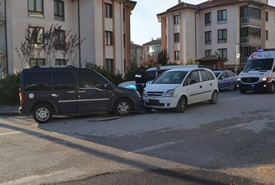 Bursa’da iki araç kafa kafaya çarpıştı