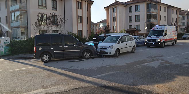 Bursa’da iki araç kafa kafaya çarpıştı