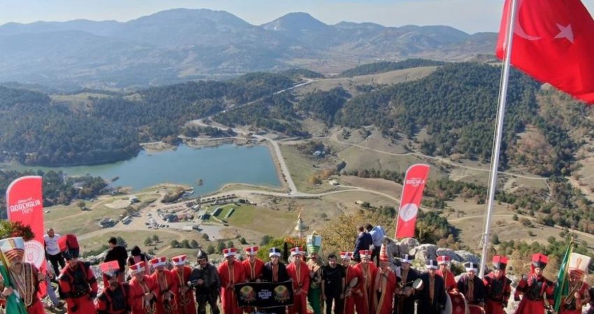 Türk Bayrağı zirvede dalgalandı Bursa'nın Gürsu ilçesinde Ericek Adrenalin Park'ta yer alan Hisartepe'de göndere