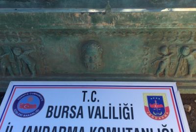 Bahçeye gizlenmiş Roma dönemine ait bronz lahit ele geçirildi