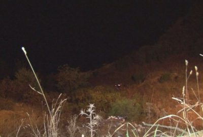 Yoldan baraj kıyısına düşen kişi kurtarıldı