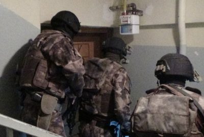Özel harekatçılar kapıları kırdı, narkotik polisi didik didik aradı