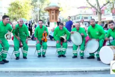 Çöpçülerden kıpır kıpır bir Türk Marşı yorumu