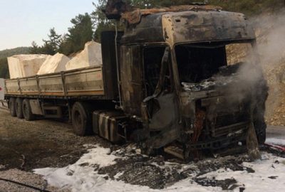 Bursa’da mermer yüklü TIR alev alev yandı