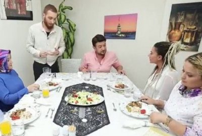 Yemekteyiz’de şok kavga! Onur Büyüktopçu, masayı terk etti!