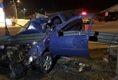 Otomobil bariyerlere ok gibi saplandı