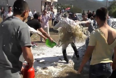 Acıdan ağzı yanan damada yangın köpüğü sıktılar