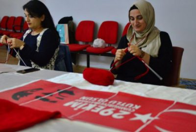 1923 kadın 20 milyon ilmekle Türk bayrağı ördü