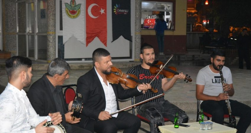 Başkan Tatlıoğlu’na Romanlardan ziyaret Roman derneklerinin yöneticileri Orhaneli Belediye Başkanı İrfan Tatlıoğlu'nu ziyaret etti.