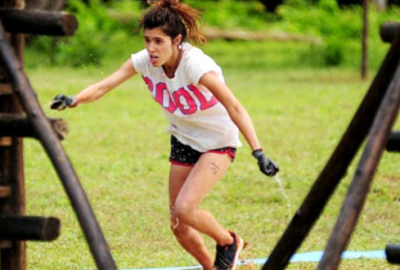 İç çamaşırsız elbisesiyle herkesi şaşırttı!