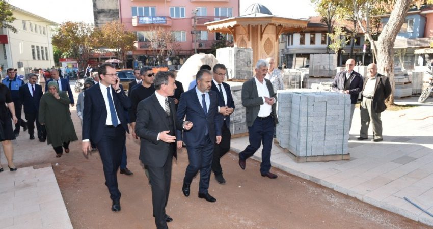 Yenişehir meydanına kavuşuyor Bursa Büyükşehir Belediyesi tarafından yaptırılan ancak müteahhit firmanın işi durdurma
