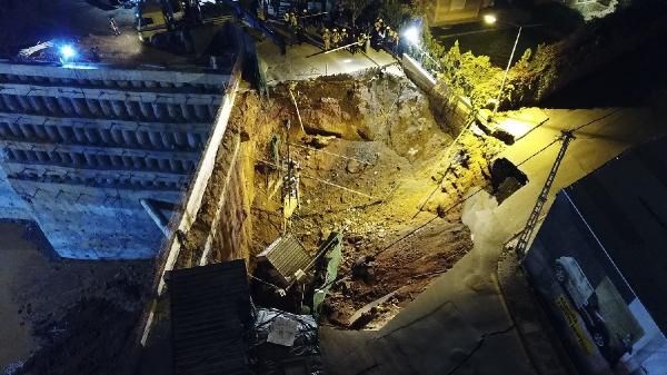 Ümraniye’de metro inşaatı yakınında yol göçtü