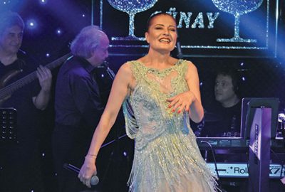 Candan’dan 3 dilde şarkılar