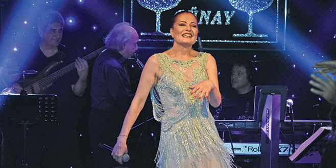 Candan’dan 3 dilde şarkılar