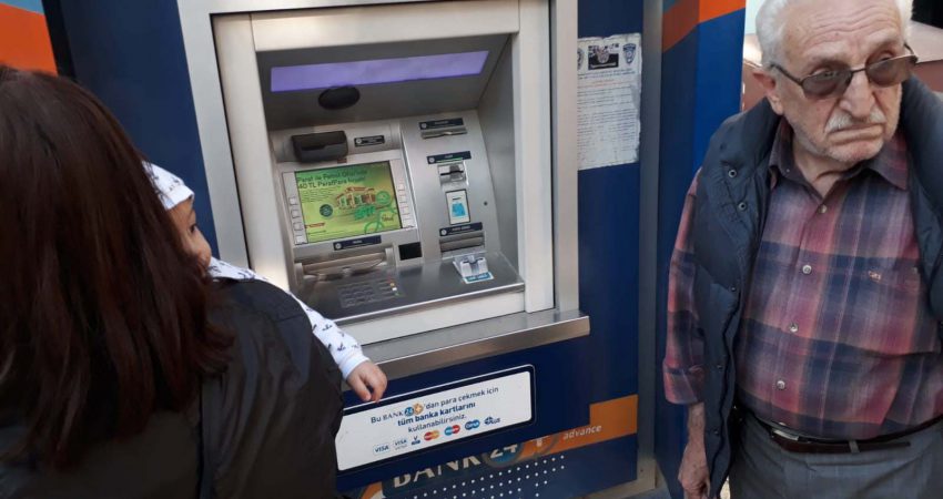 Bursa’da ATM’de kart kopyalama düzeneği bulundu Bursa'nın Orhangazi ilçesinde, bir ATM'de banka ve kredi kartı bilgilerini kopyalama