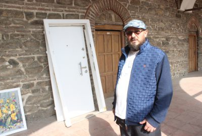 Tarihi Pirinçhan’daki beyaz çelik kapıya klip çekti