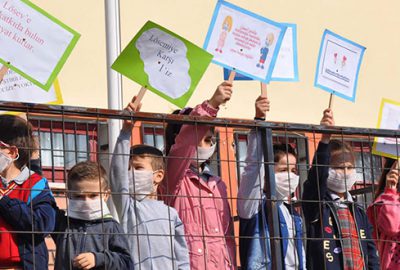 Öğrenciler farkındalık için okula maskeyle geldi
