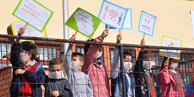 Öğrenciler farkındalık için okula maskeyle geldi Öğrenciler farkındalık için okula maskeyle geldi