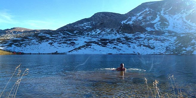 Bu görüntü Bursa’dan! Buz gibi göle girdi