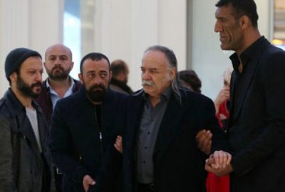 İçerde’yle yıldızı parlamıştı, şimdi annesine bakmak için simit satıyor