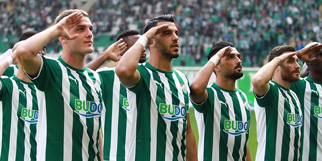 Bursasporlu futbolculardan Afrin şehidinin eşine asker selamı Bursasporlu futbolculardan Afrin şehidinin eşine asker selamı