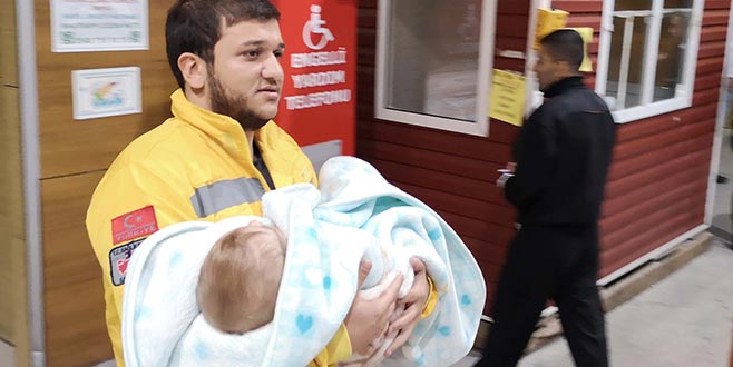 1 yaşındaki bebeğin boğazına 50 kuruş takıldı 1 yaşındaki bebeğin boğazına 50 kuruş takıldı