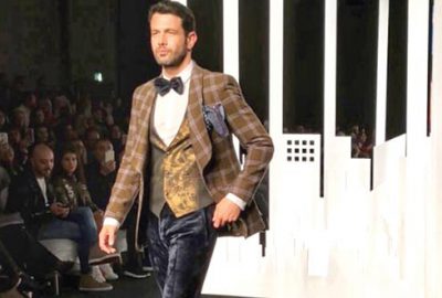 Yardım için podyumda