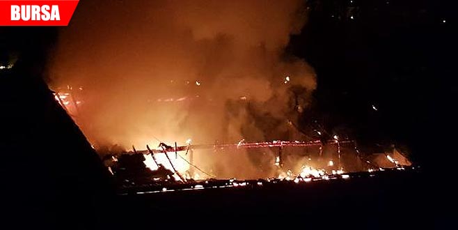 Korkutan yangın! Geceyi alevler aydınlattı Korkutan yangın! Geceyi alevler aydınlattı