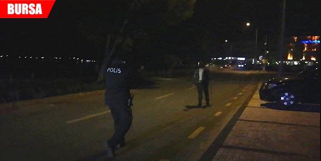 Elindeki silahla havaya ateş etti! Polis alarma geçti Elindeki silahla havaya ateş etti! Polis alarma geçti