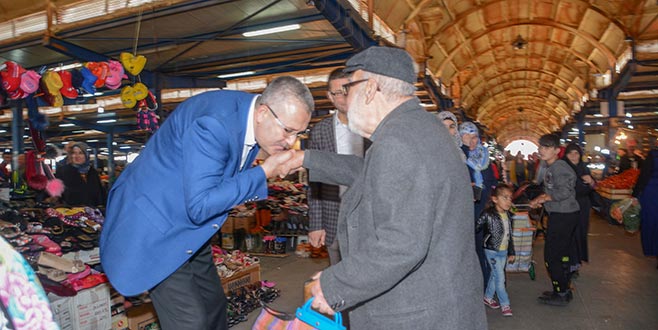 Özkan’dan pazarda esnafı ziyareti