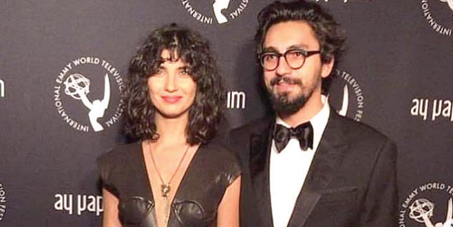 Sevgilisini yalnız bırakmadı