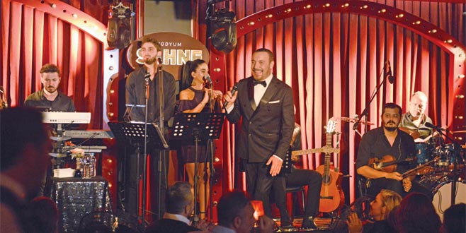 Cenk Eren’le romantik gece Cenk Eren’le romantik gece