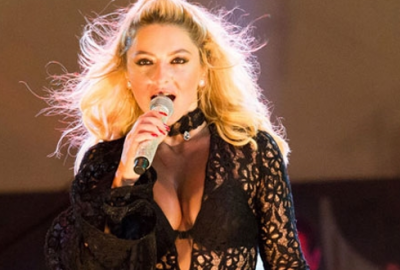 Yatak pozu ‘Hadise’ yarattı!