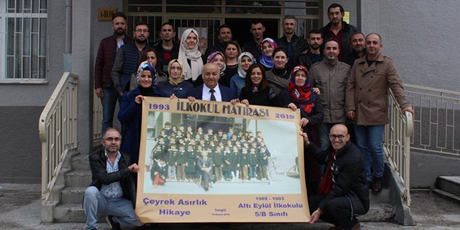 İlkokulda çeyrek asırlık buluşma İlkokulda çeyrek asırlık buluşma