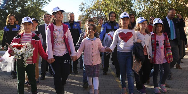 Adana’da şehit kızına Bursa’dan anlamlı ziyaret Adana’da şehit kızına Bursa’dan anlamlı ziyaret