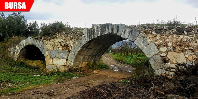 Defineciler bu kez de tarihi köprüde kazı yaptı Defineciler bu kez de tarihi köprüde kazı yaptı
