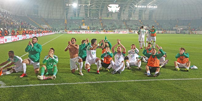 Bu kez onlar taraftarı alkışladılar Bu kez onlar taraftarı alkışladılar