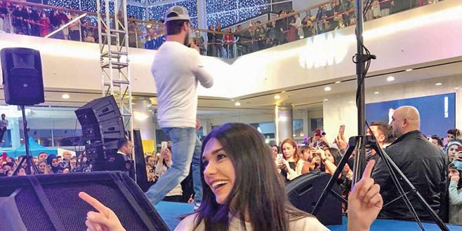 Sinan söyledi Burcu oynadı