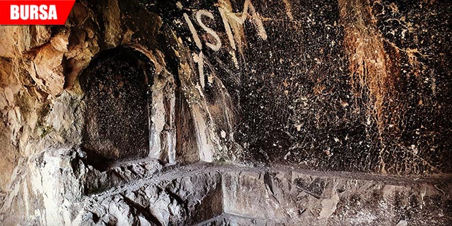 Tarihi kaya mezar tahrip edildi